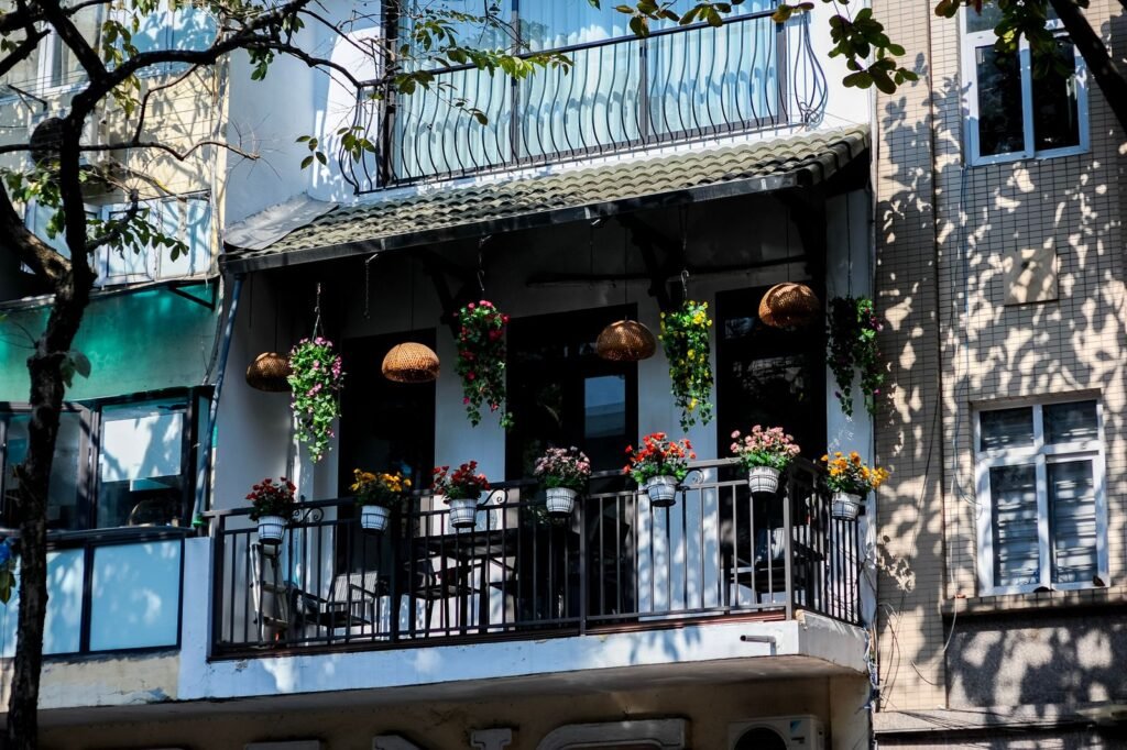 Gevel met balkons en planten in de stad, plek voor een balkonkast kunststof