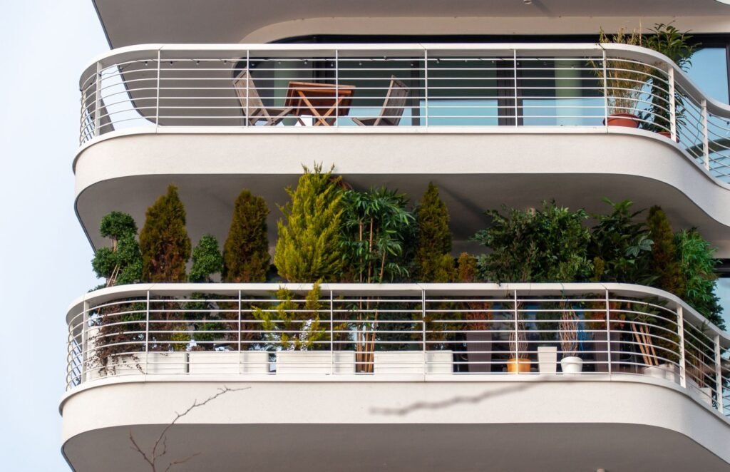 Modern appartementsbalkon met planten, plek voor een balkonkast waterdicht en smal van hubo