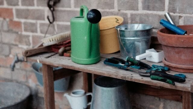 Grote plastic bak met deksel voor buiten: goedkoop en handig?