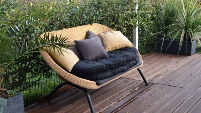 Hardhouten box voor je loungekussens: mooi én praktisch?