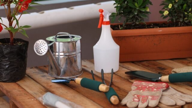 Hoge plastic buitenkast met legplanken: zo krijg je alles netjes