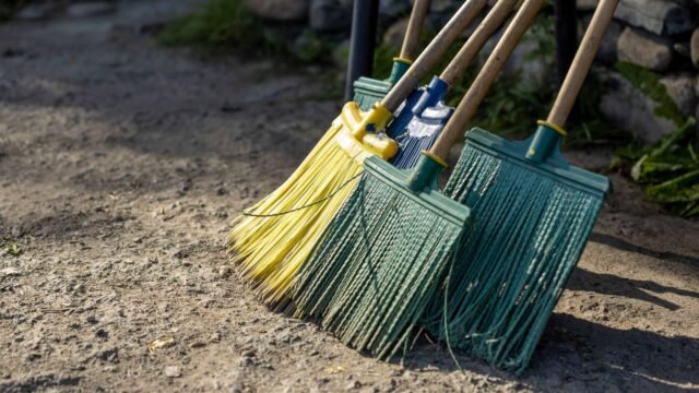 Hoge tuinkast in kunststof: plaats voor bezems én planken