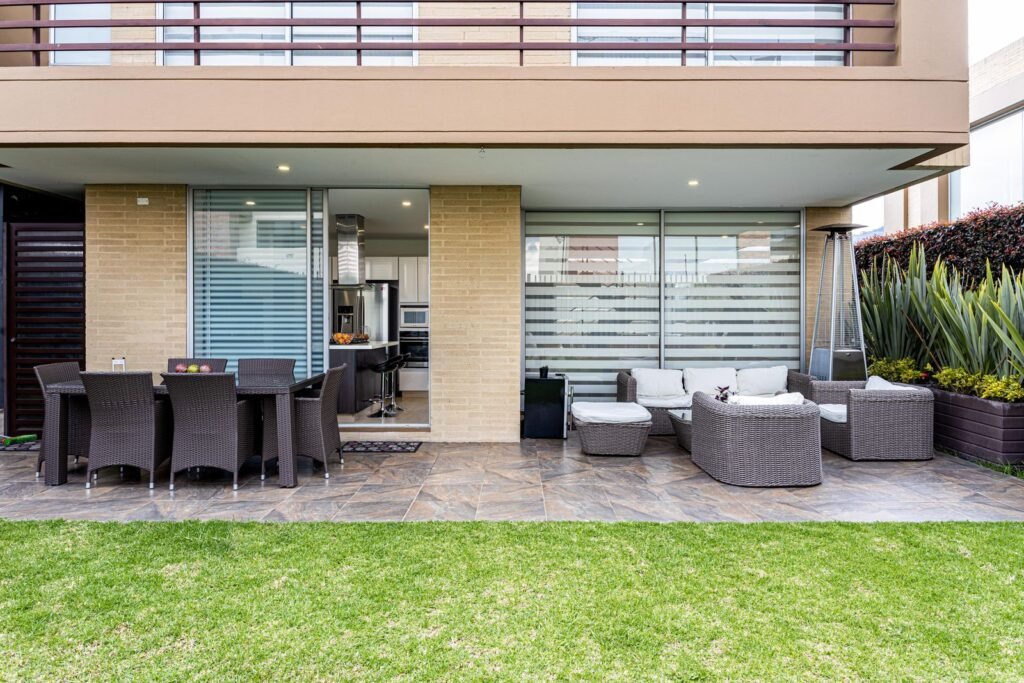 Moderne loungeset met grijze kussens op een terras, kussens voor een keter brushwood 455l antraciet