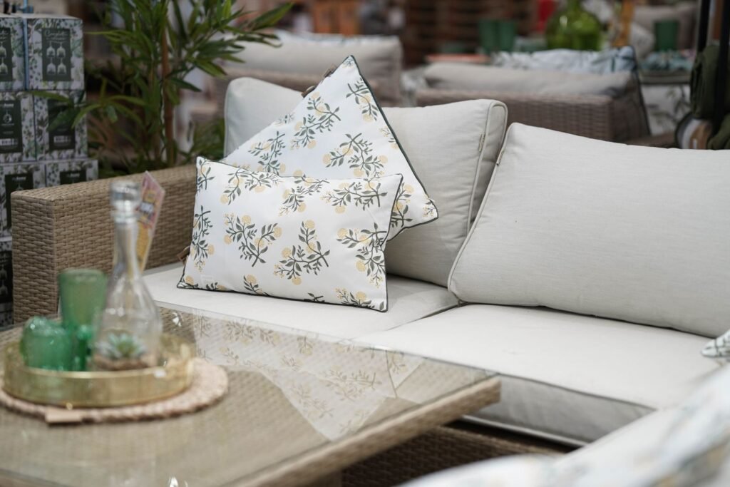 Loungebank met kussens op een terras, kussens voor een keter brushwood of alternatief van hubo