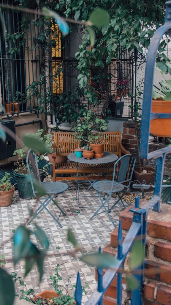 Terras met tuinstoelen en planten, kussens die passen in een keter novel 340l