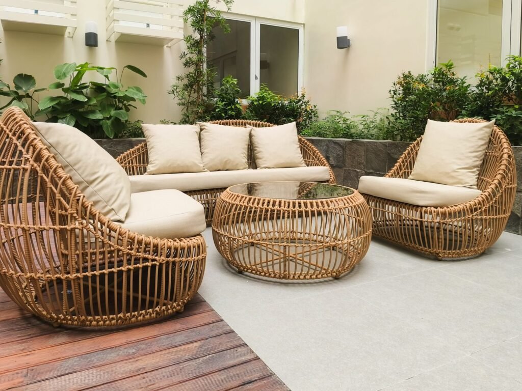 Rieten loungeset met dikke kussens op een terras, ideaal op te bergen in een kussenbox waterdicht xl