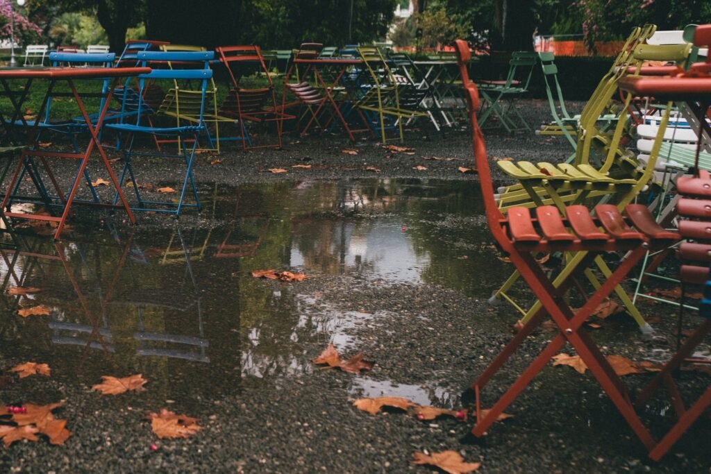 Nat terras met tuinmeubelen na een regenbui, weer waarvoor je een metalen tuinkast waterdicht nodig hebt