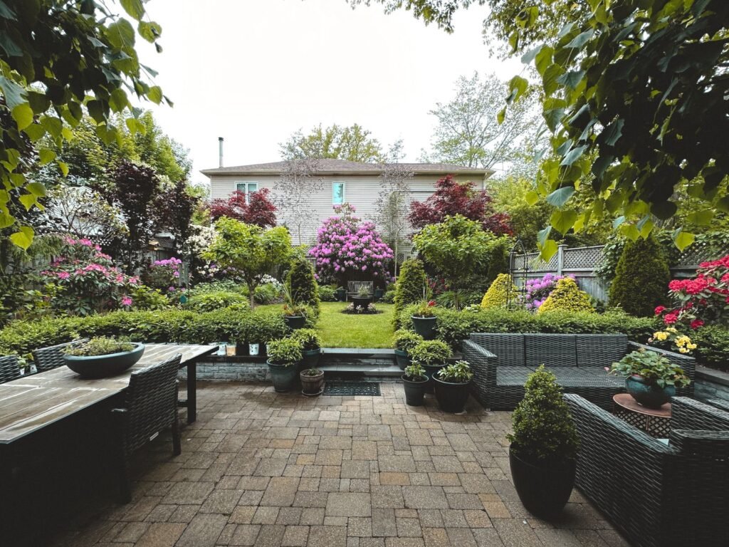 Ruime groene tuin met terras en borders, plek voor een opbergbox tuin xxl