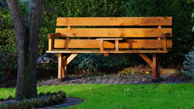 Zitten én opbergen: de tuinkist als houten bank buiten