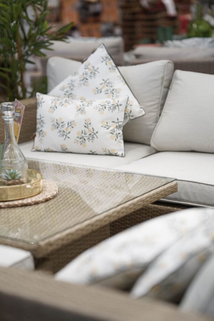 Loungebank met veel kussens op een terras, genoeg om een tuinopbergbox xl te vullen