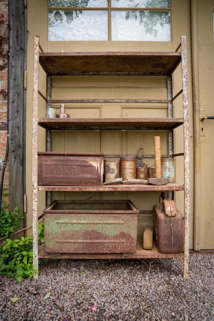 Houten kast met potten en tuinspullen in een berging, plek voor een waterdichte opbergtas met tuinkussens van action