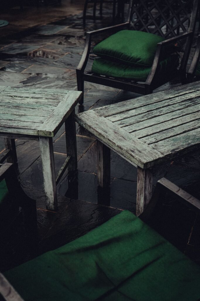 Natte tuintafel na een regenbui, reden om te kiezen voor een waterdichte tuinbox van action of een alternatief